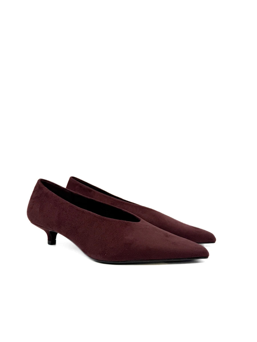 Zapato de Salón en Antelina con Tacón Sensato y Punta Afilada