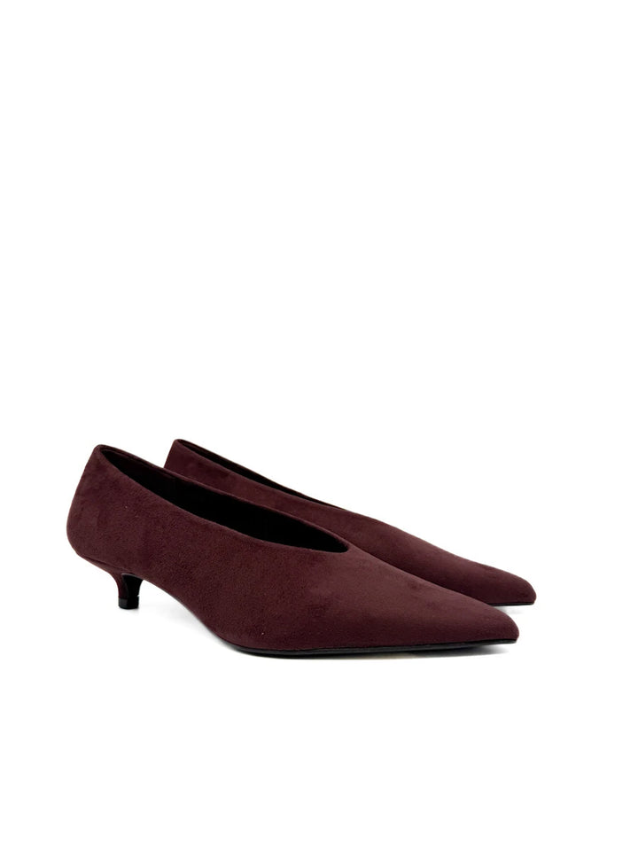 Zapato de Salón en Antelina con Tacón Sensato y Punta Afilada