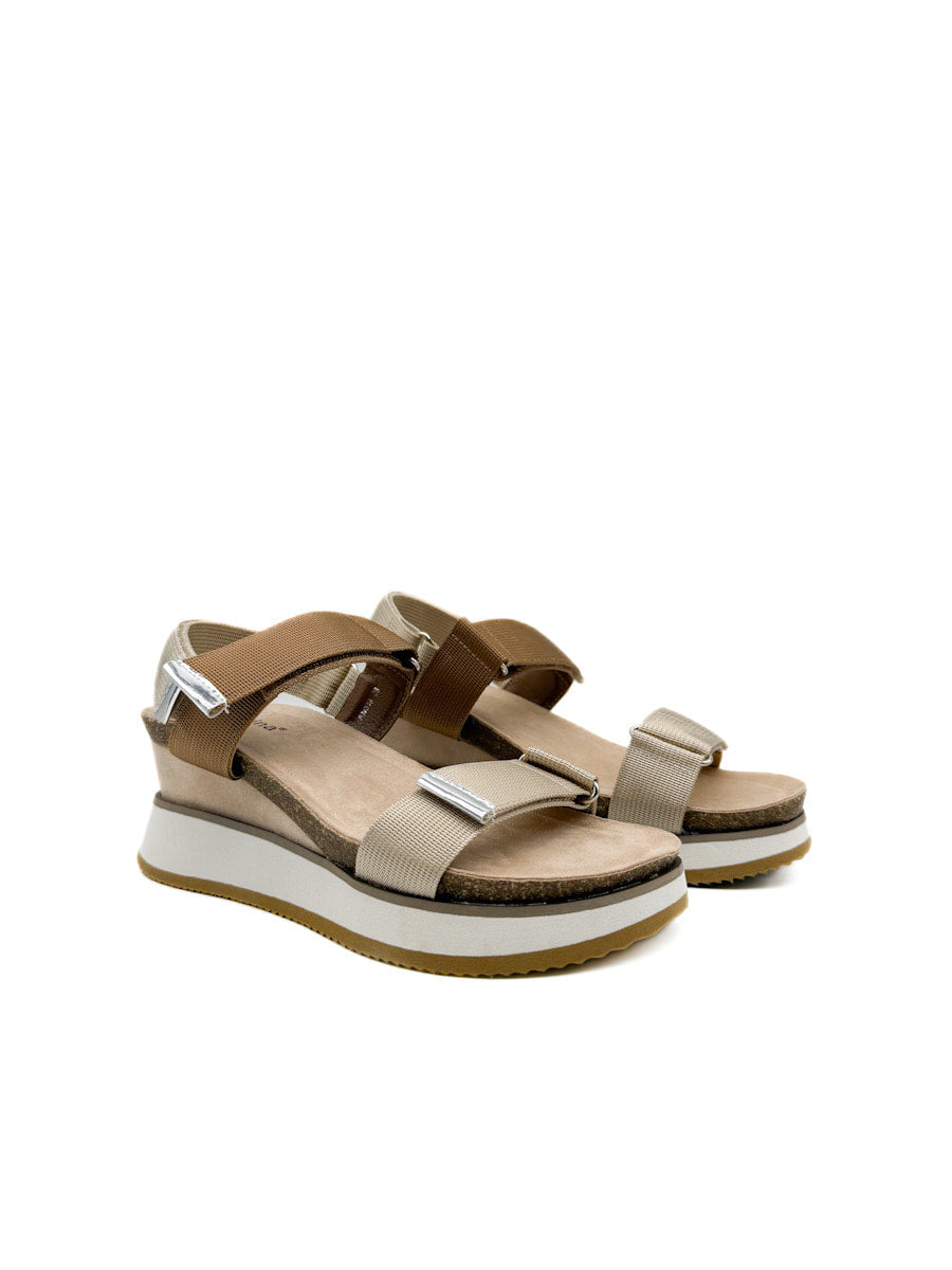 Sandalia Cuña con Plataforma Beige de Cierre de Velcro y Detalles Metálicos