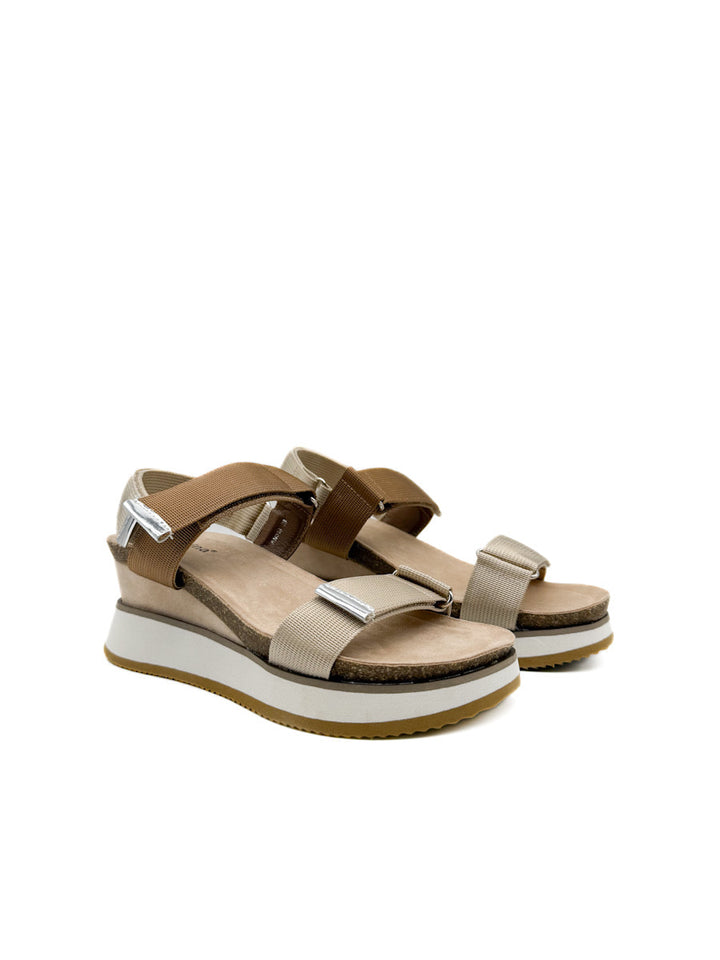 Sandalia Cuña con Plataforma Beige de Cierre de Velcro y Detalles Metálicos