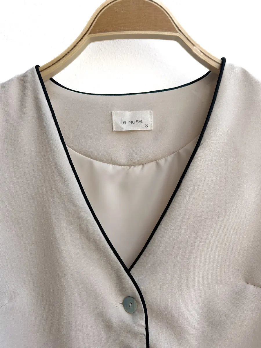 Chaleco y Falda Larga Con Ribetes Contrastantes