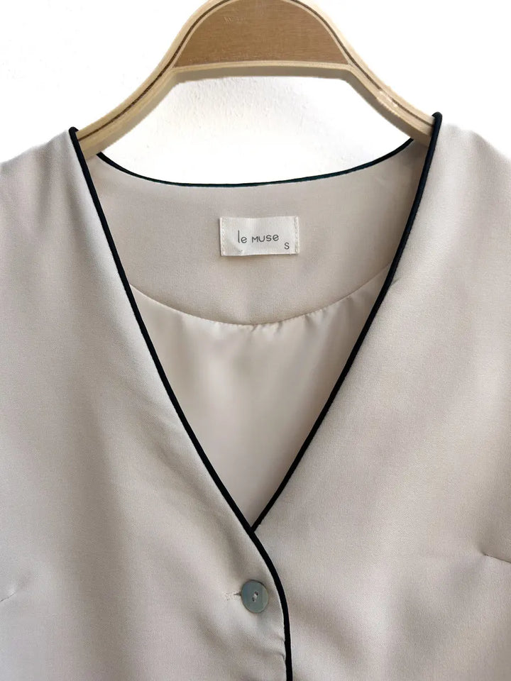 Chaleco y Falda Larga Con Ribetes Contrastantes