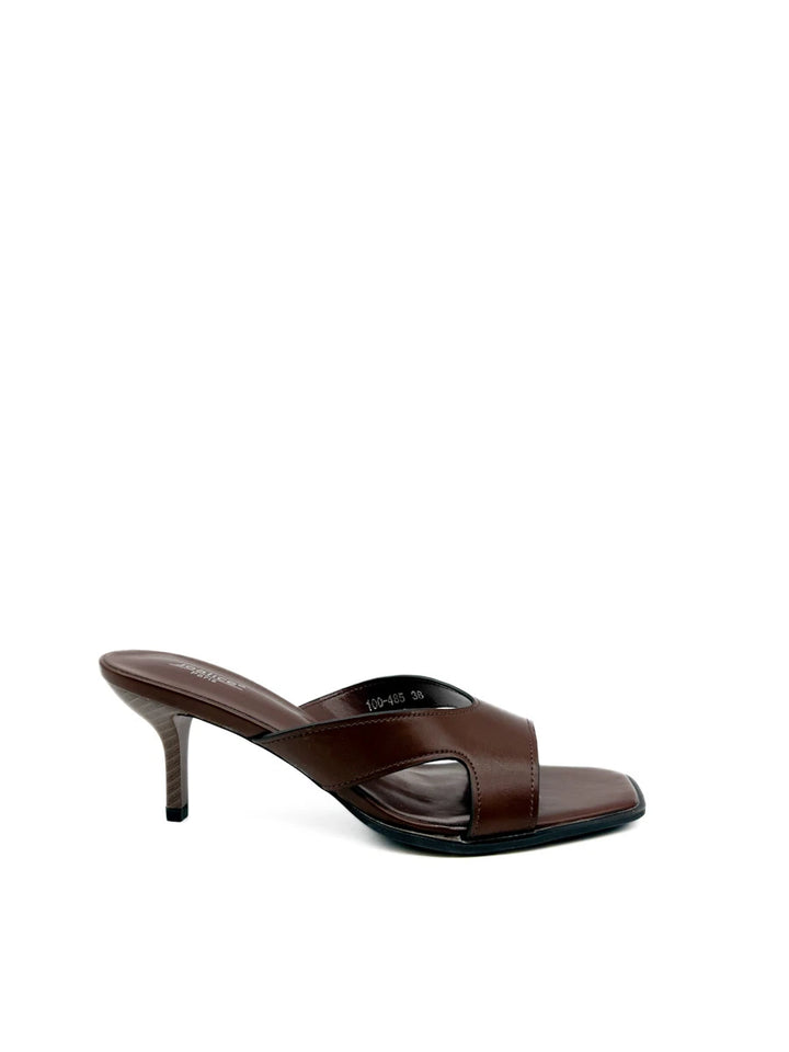 Sandalias mule marrón con punta cuadrada y tacón fino.