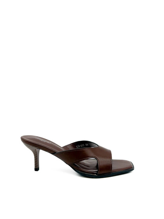 Sandalias mule marrón con punta cuadrada y tacón fino.
