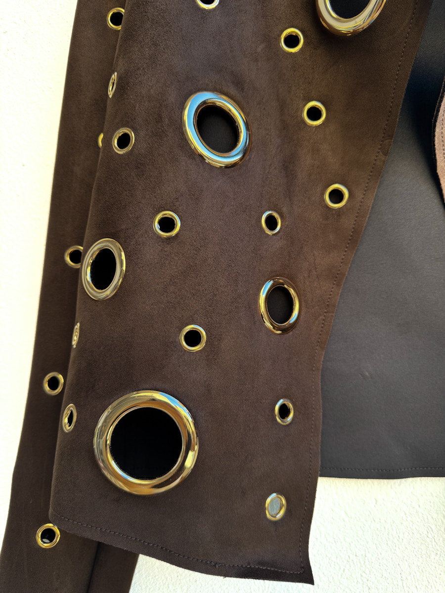 Chaqueta de ante con aros metálicos