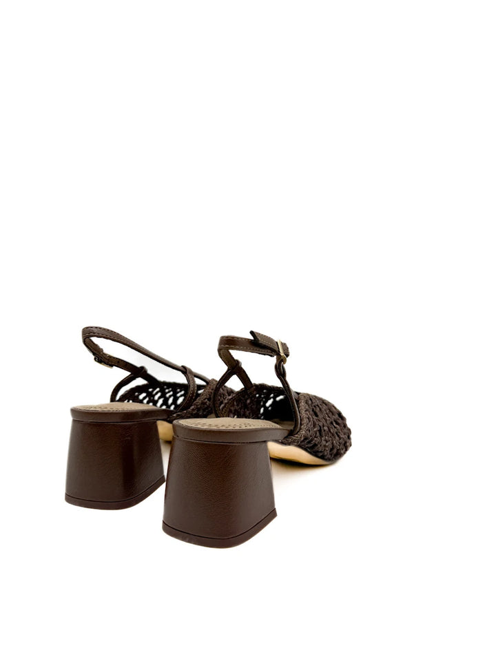 Elegancia Trenzada: Zapato Destalonado Corina con Calado y Punta Fina