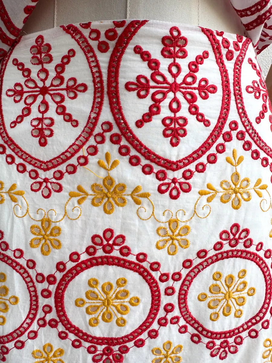 Bordados en Rojo y Mostaza: Conjunto Único