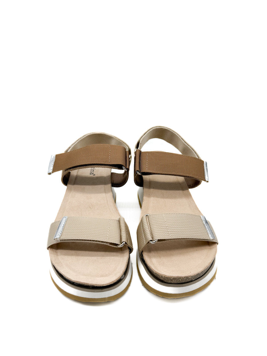 Sandalia Cuña con Plataforma Beige de Cierre de Velcro y Detalles Metálicos