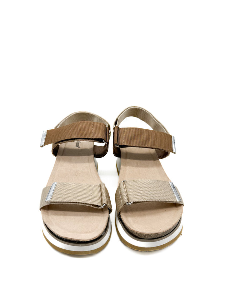 Sandalia Cuña con Plataforma Beige de Cierre de Velcro y Detalles Metálicos
