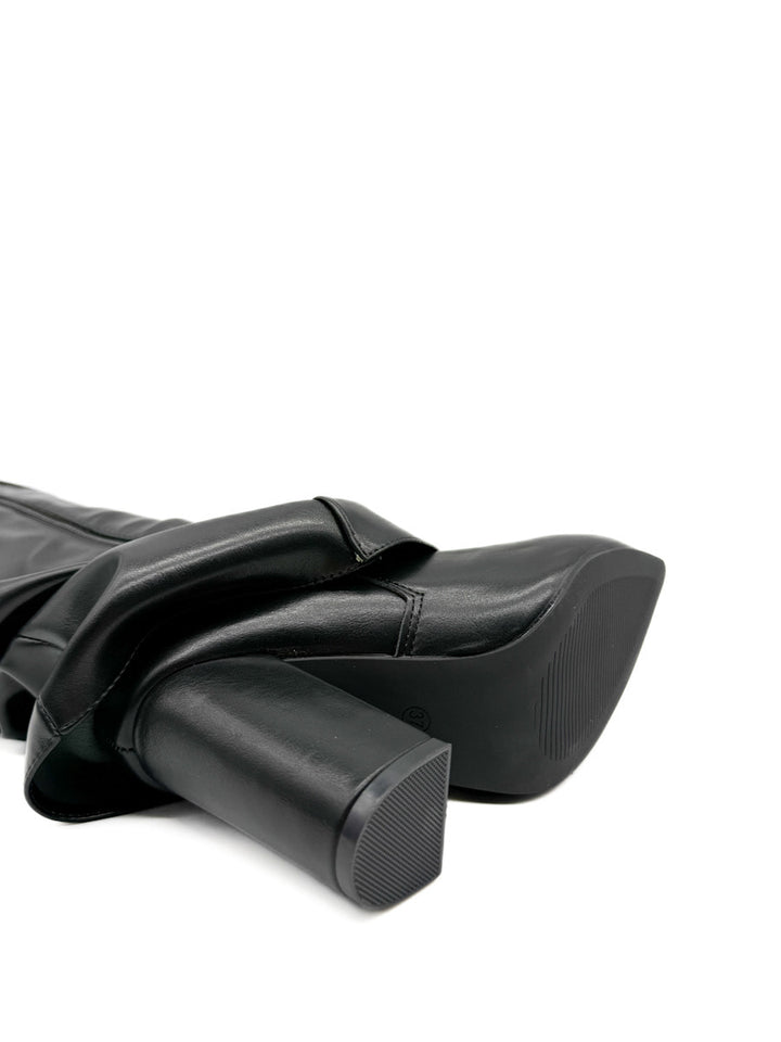 Bota Alta Negra con Tacón Cuadrado y Detalle Metálico Dorado