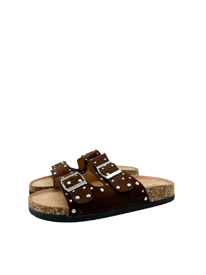 Sandalias bio con tachuelas y doble hebilla.