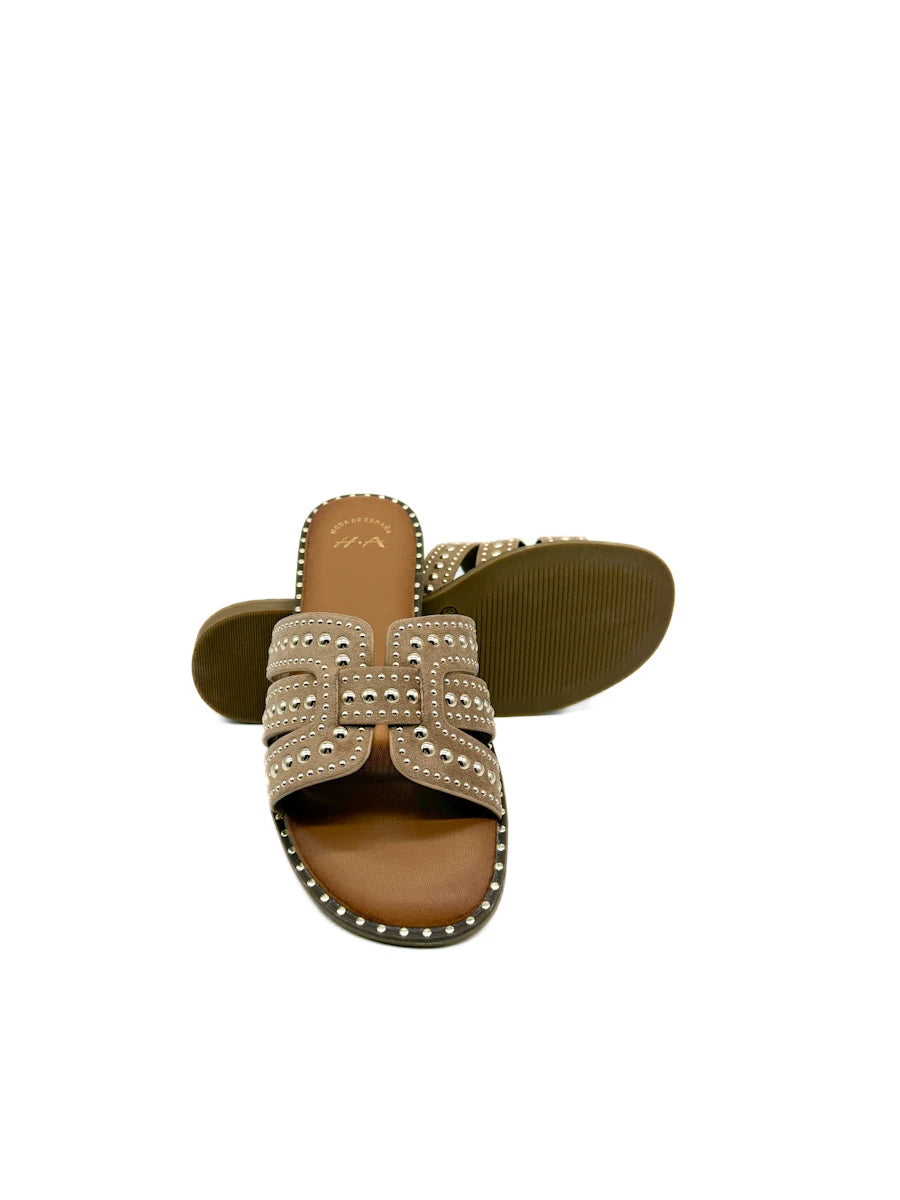 Sandalias planas tipo pala camel con tachuelas.