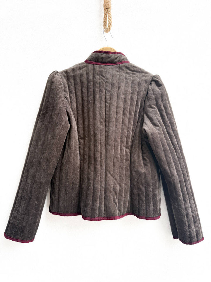 Chaqueta acolchada con detalles en contraste