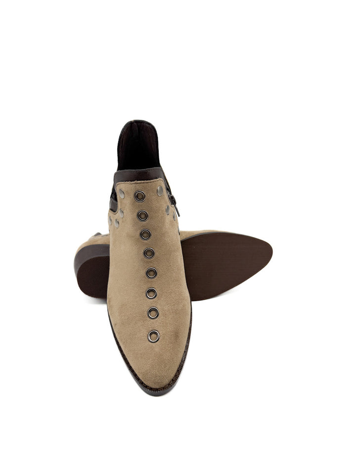 Botines cowboy con tachuelas y cremallera lateral.