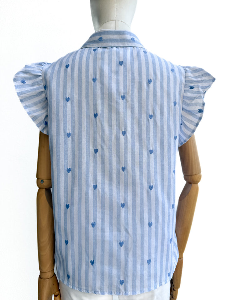 Blusa de rayas con volantes y estampado de corazones