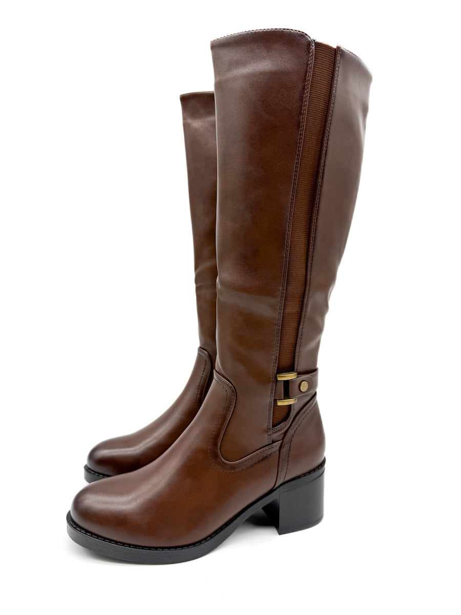 Bota alta marrón con tacón grueso y detalles metálicos