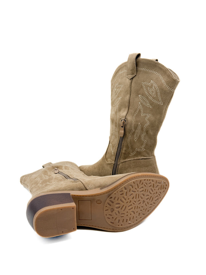 Bota cowboy de antelina color kahki con bordado.