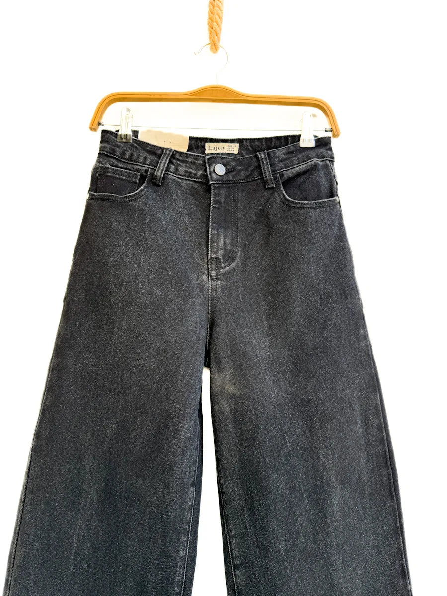 Vaqueros negros de corte amplio con detalle de leopardo