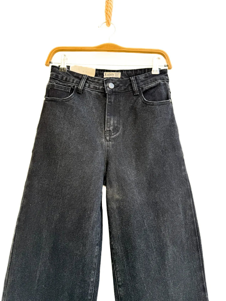 Vaqueros negros de corte amplio con detalle de leopardo