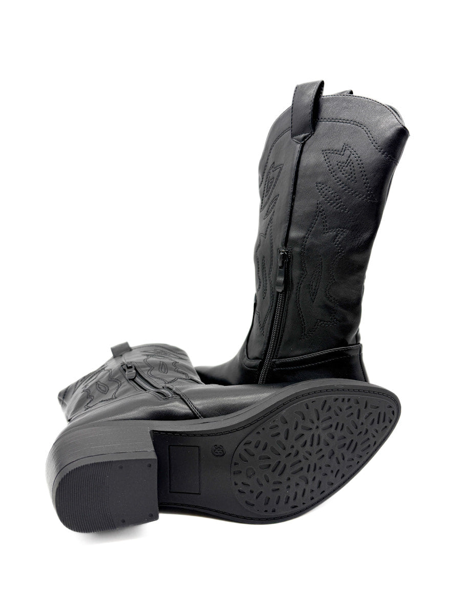 Bota cowboy negro de caña bordado.