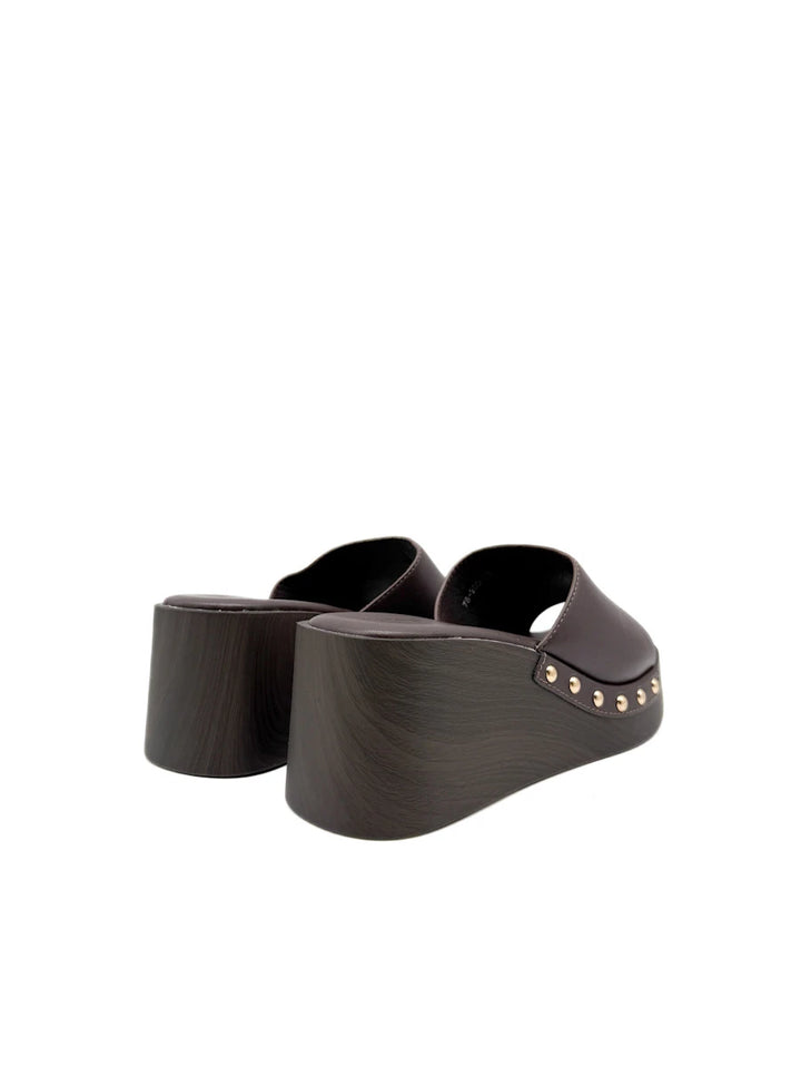 Sandalias de Cuña Tipo Zueco con Plataforma Efecto Madera y Tachuelas
