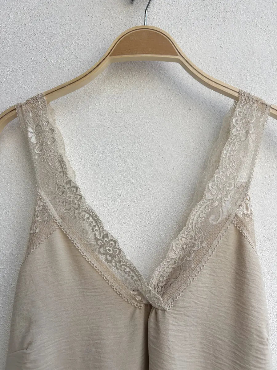 Top Lencero de Encaje con Escote en V y Tirantes Anchos