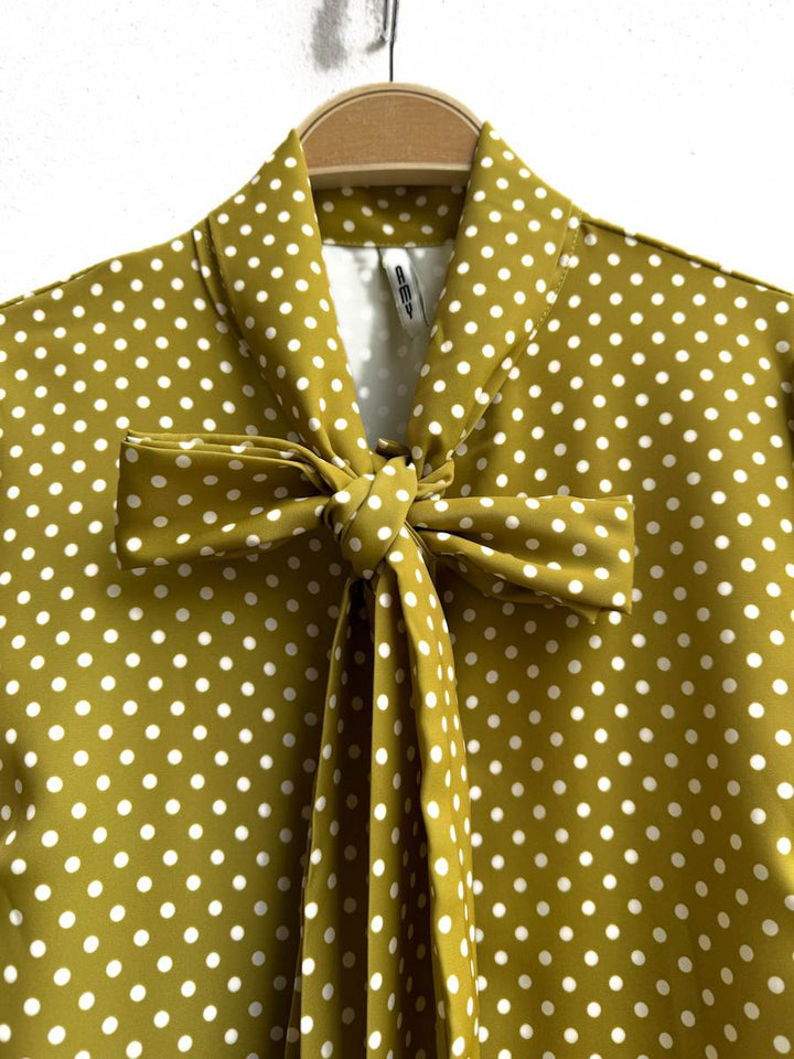 Blusa de Lunares con Lazo en el Cuello, Disponible en Beige y Mostaza