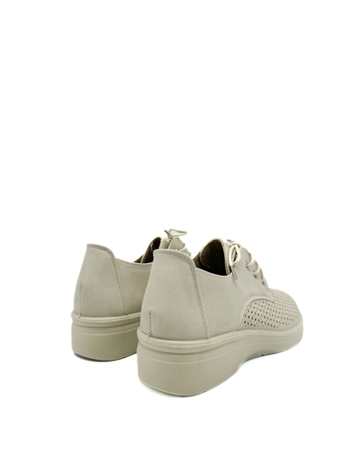 Zapato Oxford Beige con Calados Láser, Cordones y Suela de Cuña Ligera