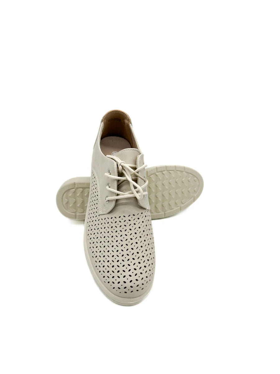 Zapato Oxford Beige con Calados Láser, Cordones y Suela de Cuña Ligera