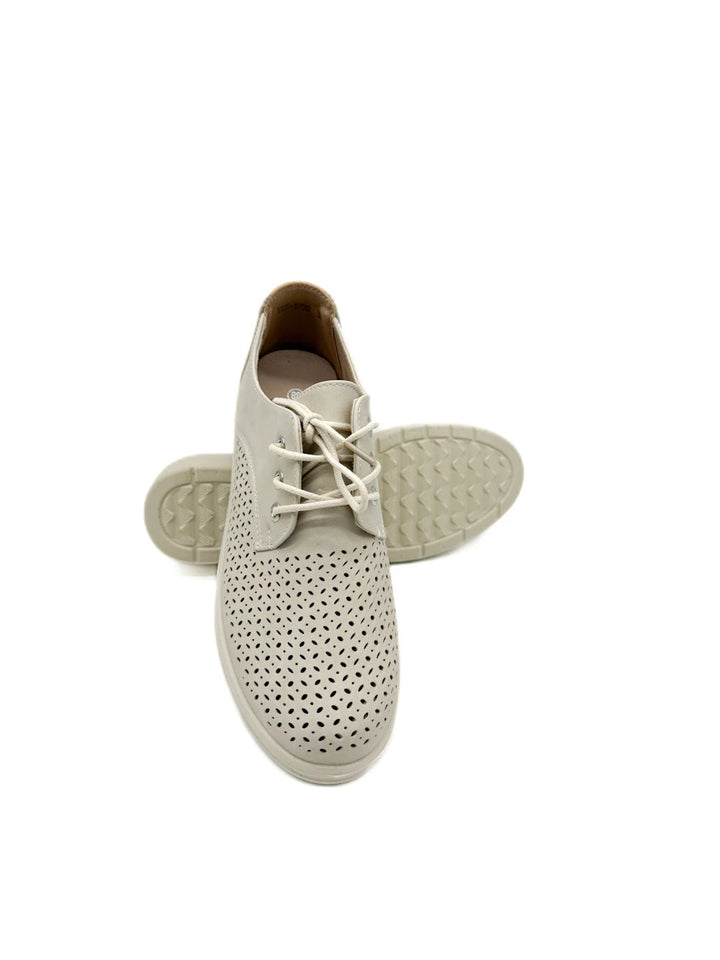 Zapato Oxford Beige con Calados Láser, Cordones y Suela de Cuña Ligera