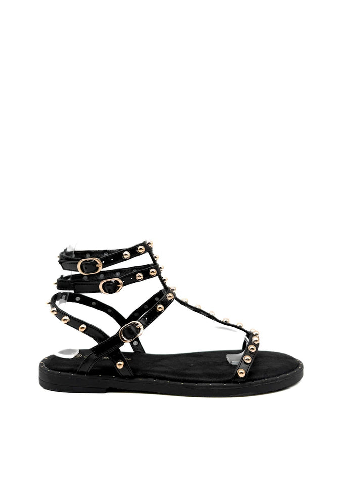 Sandalias romana negras y marrones con tachuelas doradas.