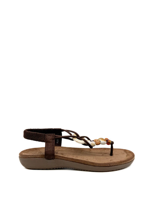 Sandalia plana marrón estilo boho con cuentas y tira elástica.