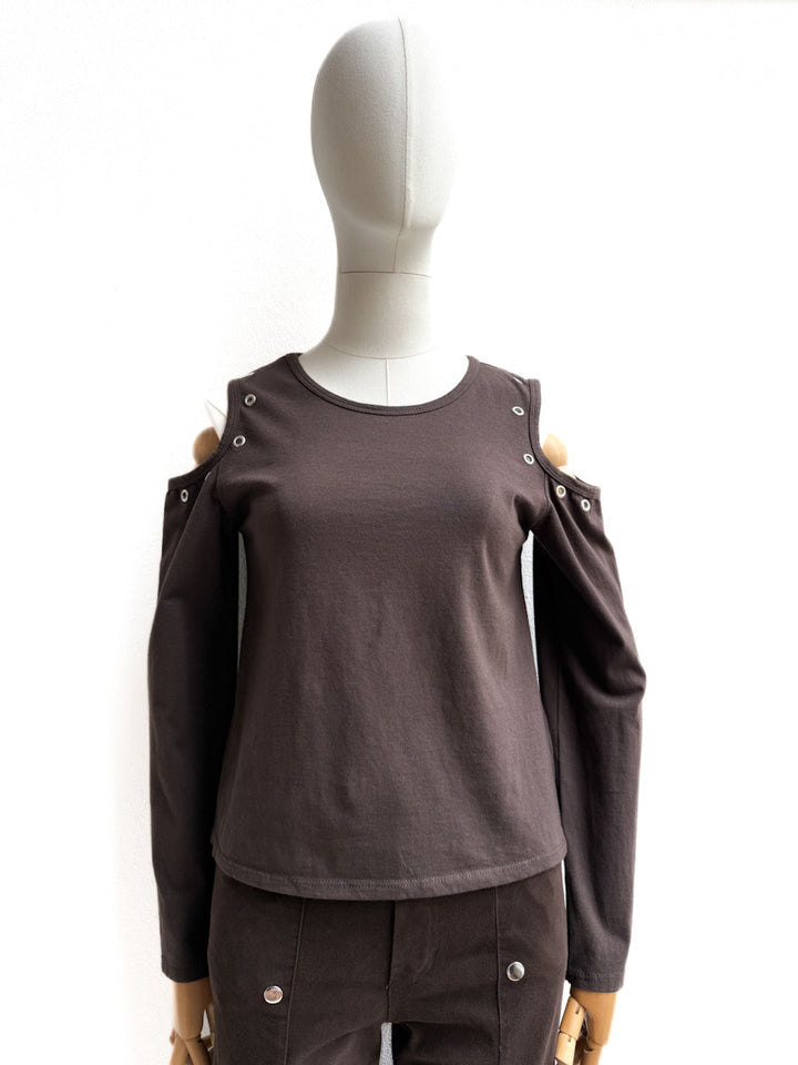 Camiseta con Cortes en Hombros y Detalles Metálicos