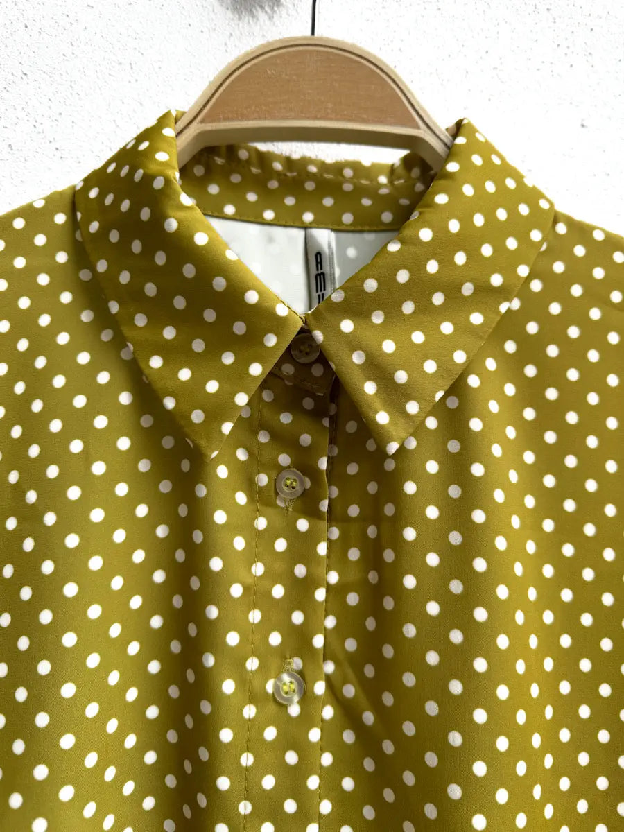 Blusa de Lunares: Elegancia y Estilo Atemporal