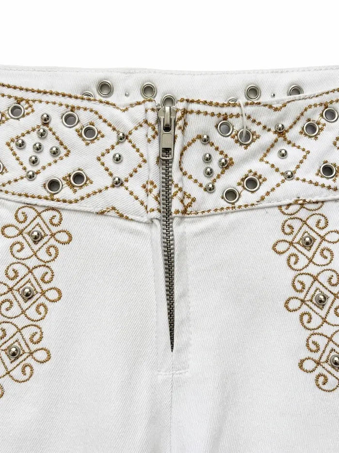 Pantalón ancho blanco con bordado decorativo