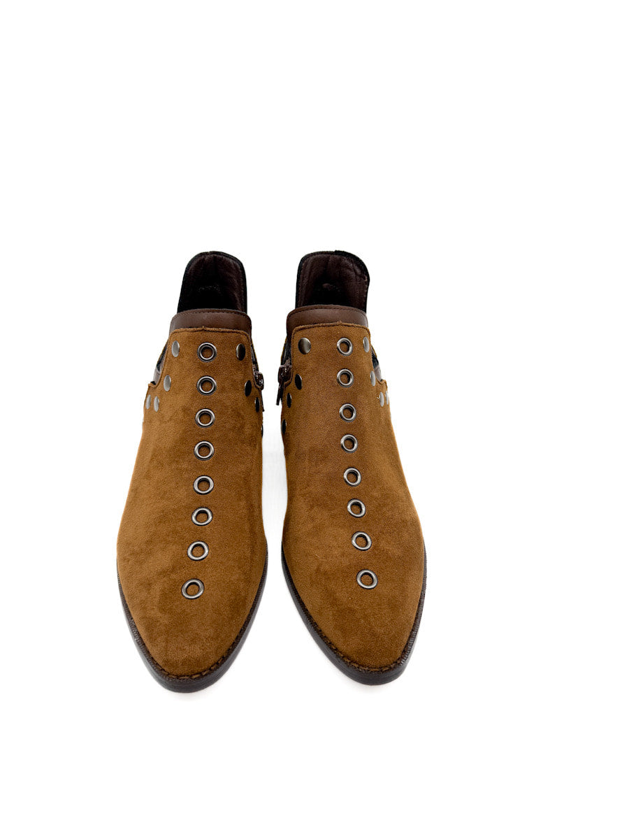 Botines cowboy con tachuelas y cremallera lateral.
