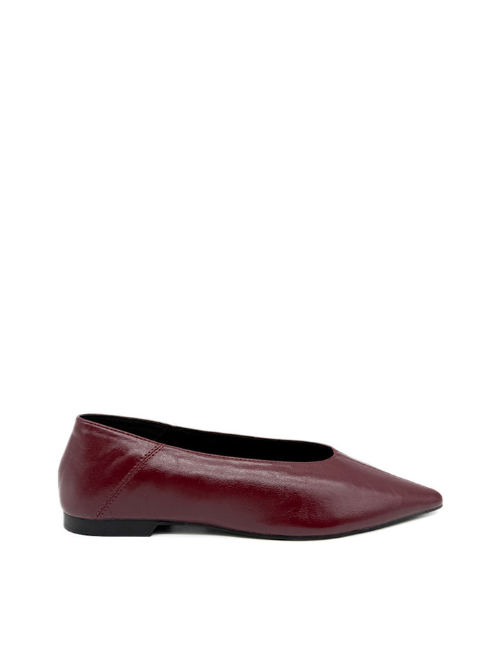 Zapatos Planos de Punta Afilada Color Burdeos Corina M5611 Burdeos