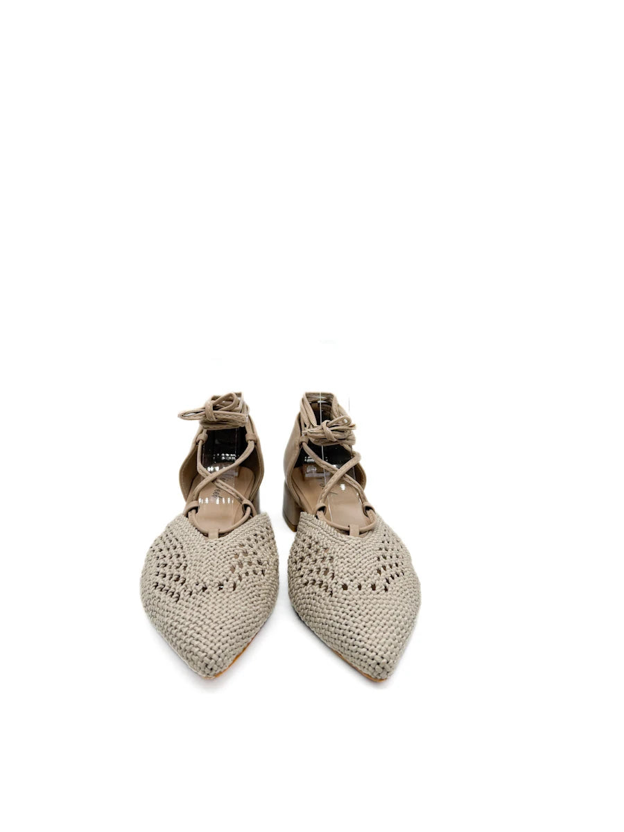 Zapato de tacón bajo con punta trenzada y cintas al tobillo