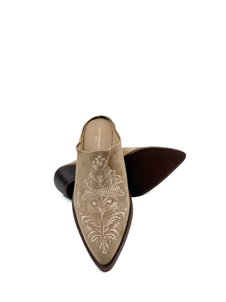 Zueco Color Beige Estilo Vaquero Con Bordado