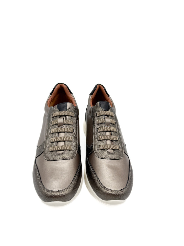 Zapatillas Urbanas de Piel Gris Metálica con Suela Acolchada y Detalles Elegantes
