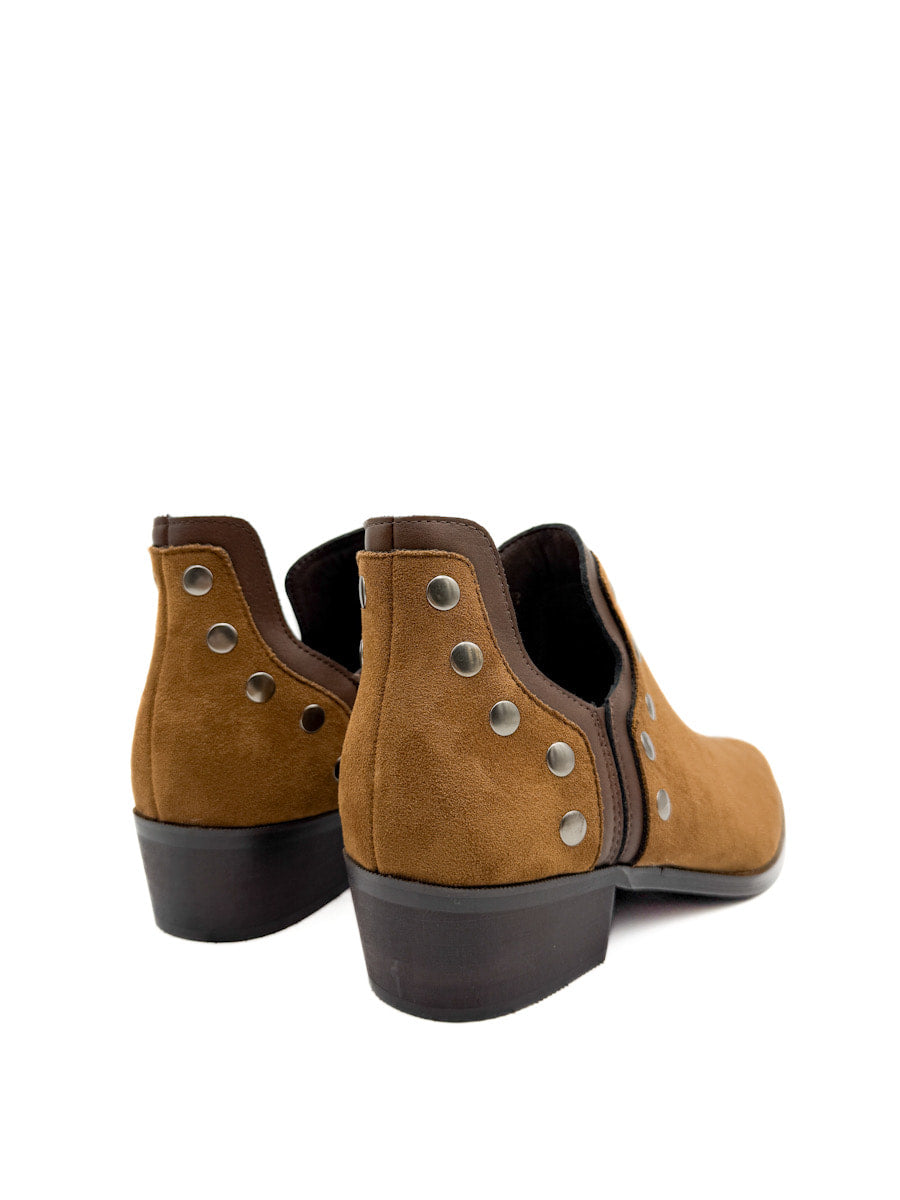 Botines cowboy con tachuelas y cremallera lateral.