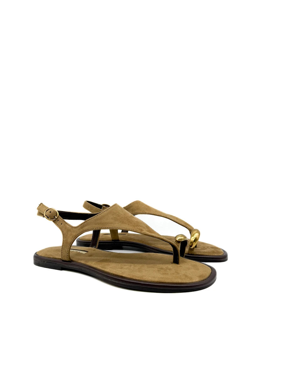Sandalias Minimalista en Ante con Detalle de Anillo Dorado