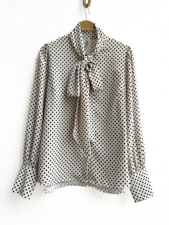 Blusa de Lunares con Lazo en el Cuello, Disponible en Beige y Mostaza