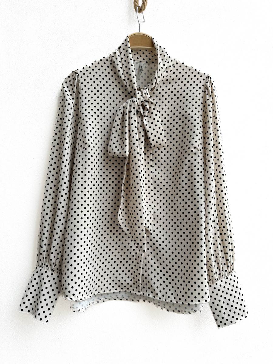 Blusa de Lunares con Lazo en el Cuello, Disponible en Beige y Mostaza Beige única