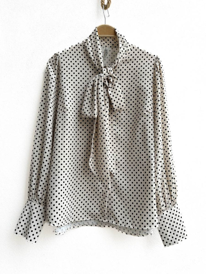 Blusa de Lunares con Lazo en el Cuello, Disponible en Beige y Mostaza Beige única