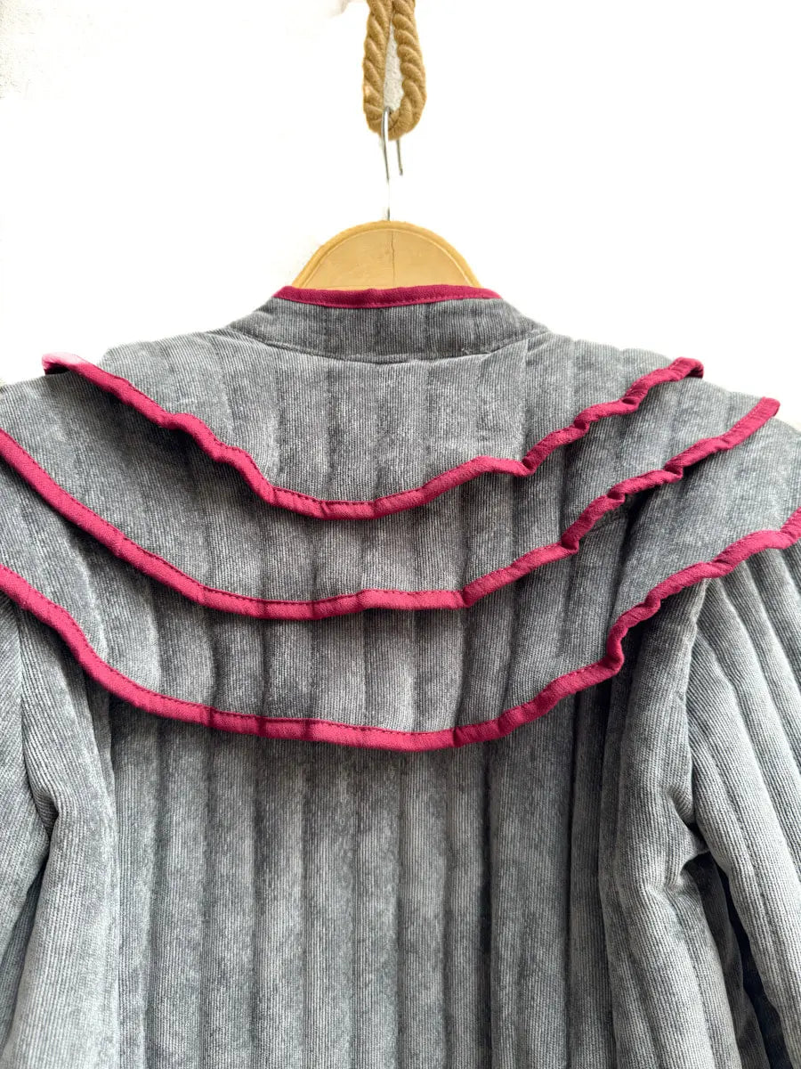 Chaqueta Acolchada con Diseño Escalonado en el Hombro