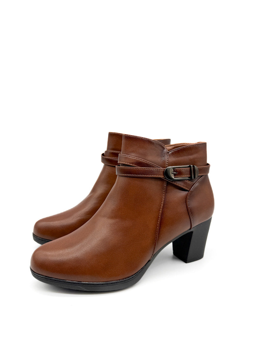 Botines con Hebilla Cruzada y Tacón Grueso: Elegancia y Comodidad en Cada Paso
