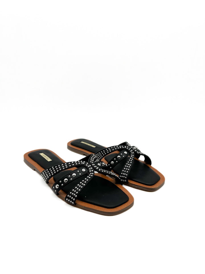 Sandalias Planas Tachas Corina M4466