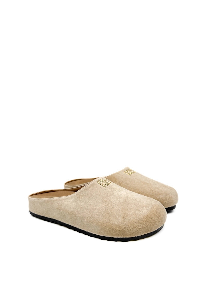 Zuecos Mule de Antelina con Detalle Metálico Dorado y Suela Dentada