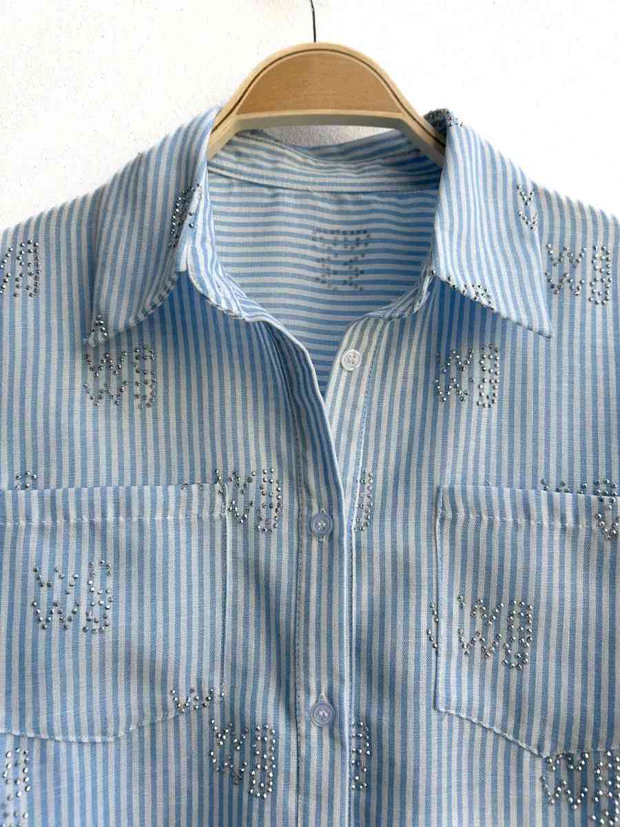 Camisa Celeste de Rayas con Detalles Bordados Brillantes